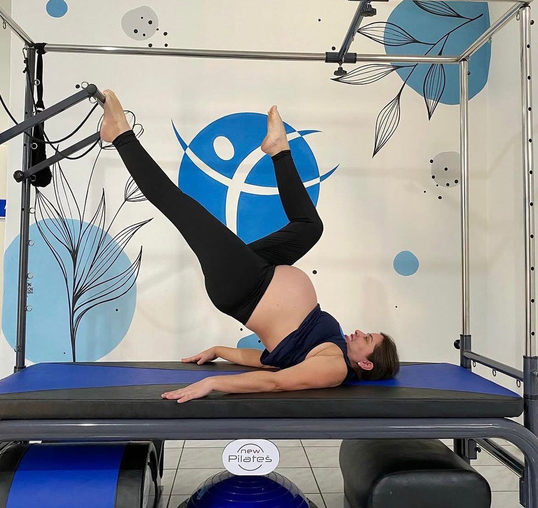 Pilates para gestante no Cadillac com o mural do studio ao fundo