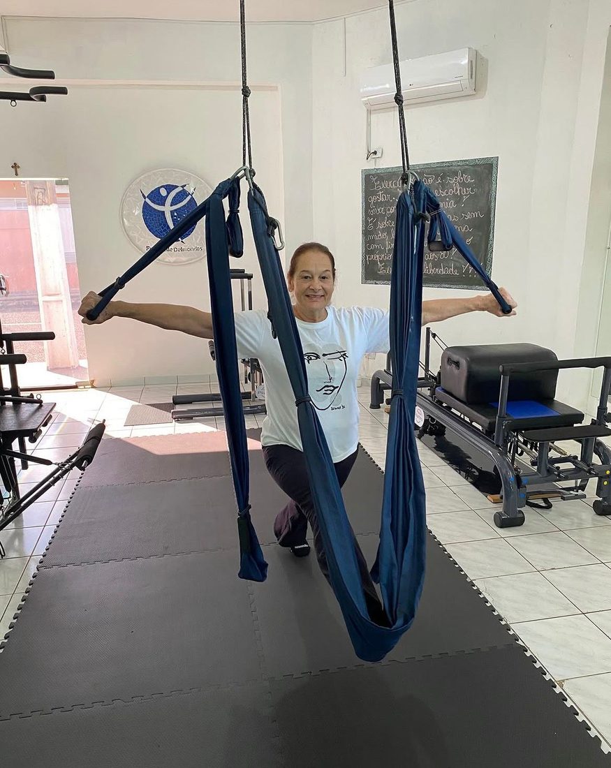 Exercício no tecido aéreo no studio