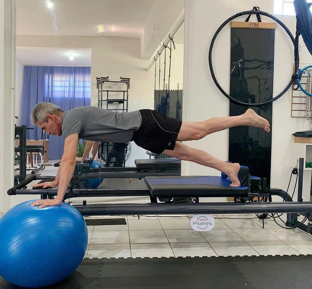 Exercício de core em prancha sobre a bola